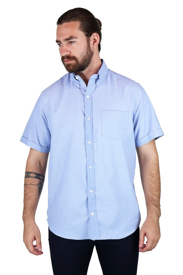 Camisa Manga Corta Color Azul Con Bolsa Cuello Americano Para Hombre